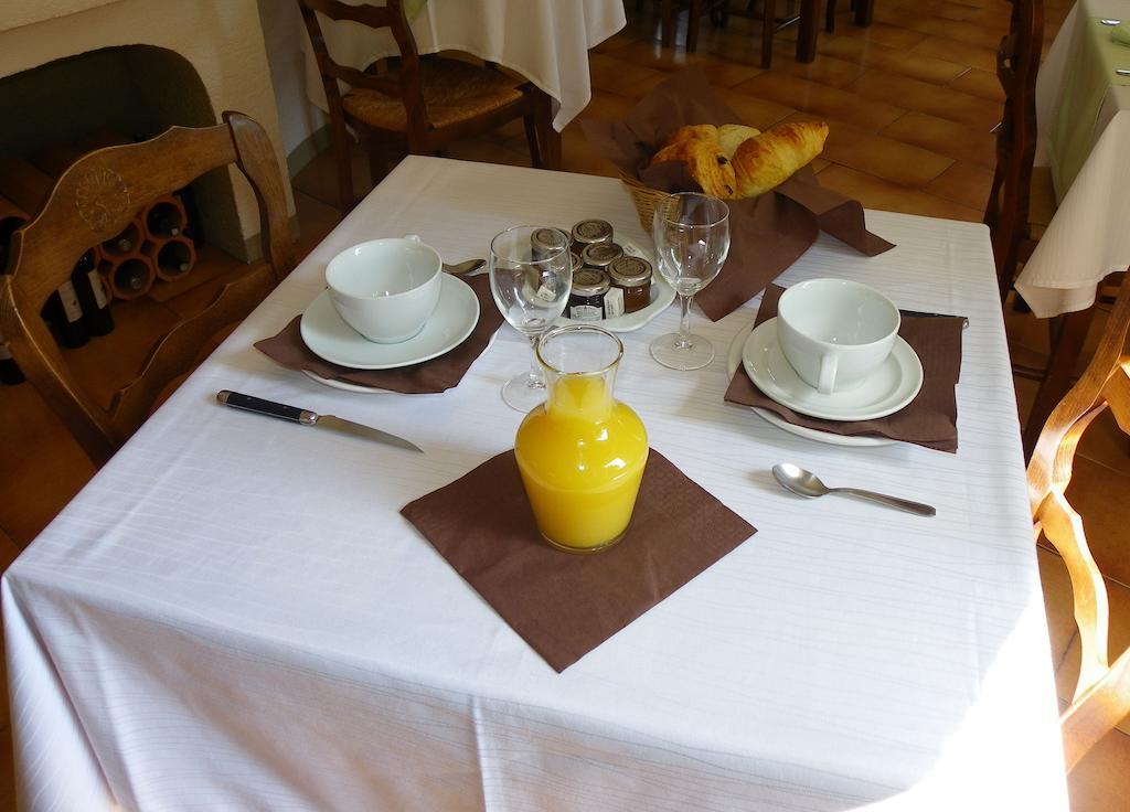Human Hotel Restaurant Park Villecroze Exterior photo