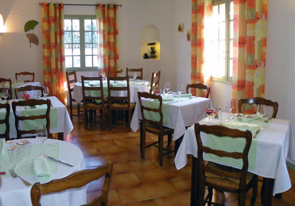 Human Hotel Restaurant Park Villecroze Room photo